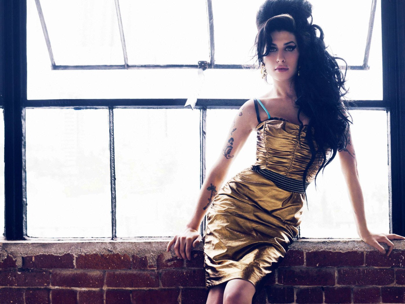 amy winehouse golden dress girl window brunette model figure posing sundress tattoo chest hair curls beauty sexy centerfolds women eyes face