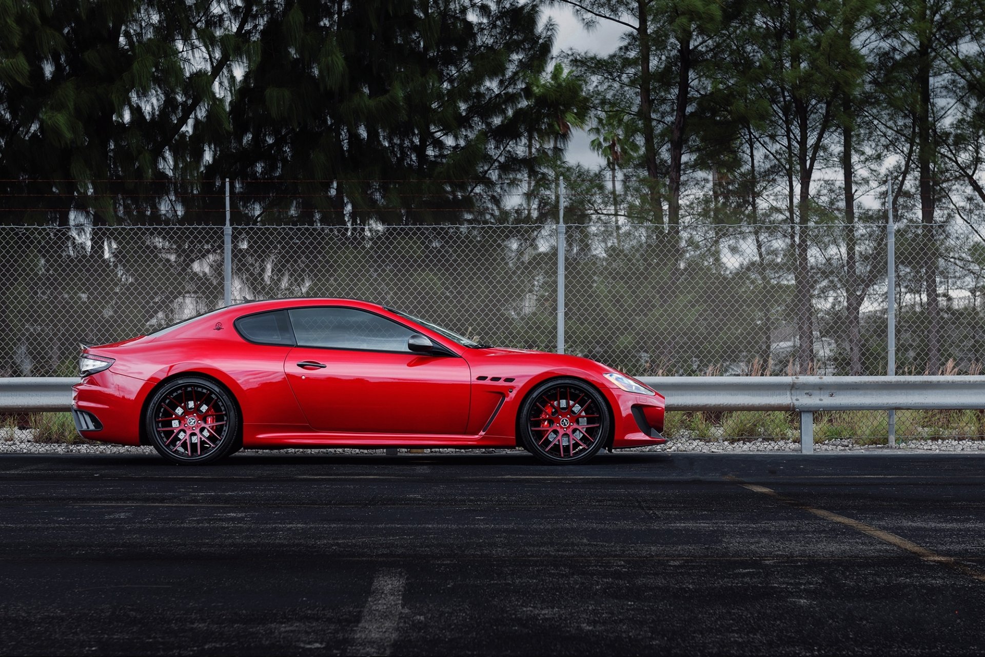 maserati granturismo mc stradale red wheels trees maserati granturismo red profile wheels fencing