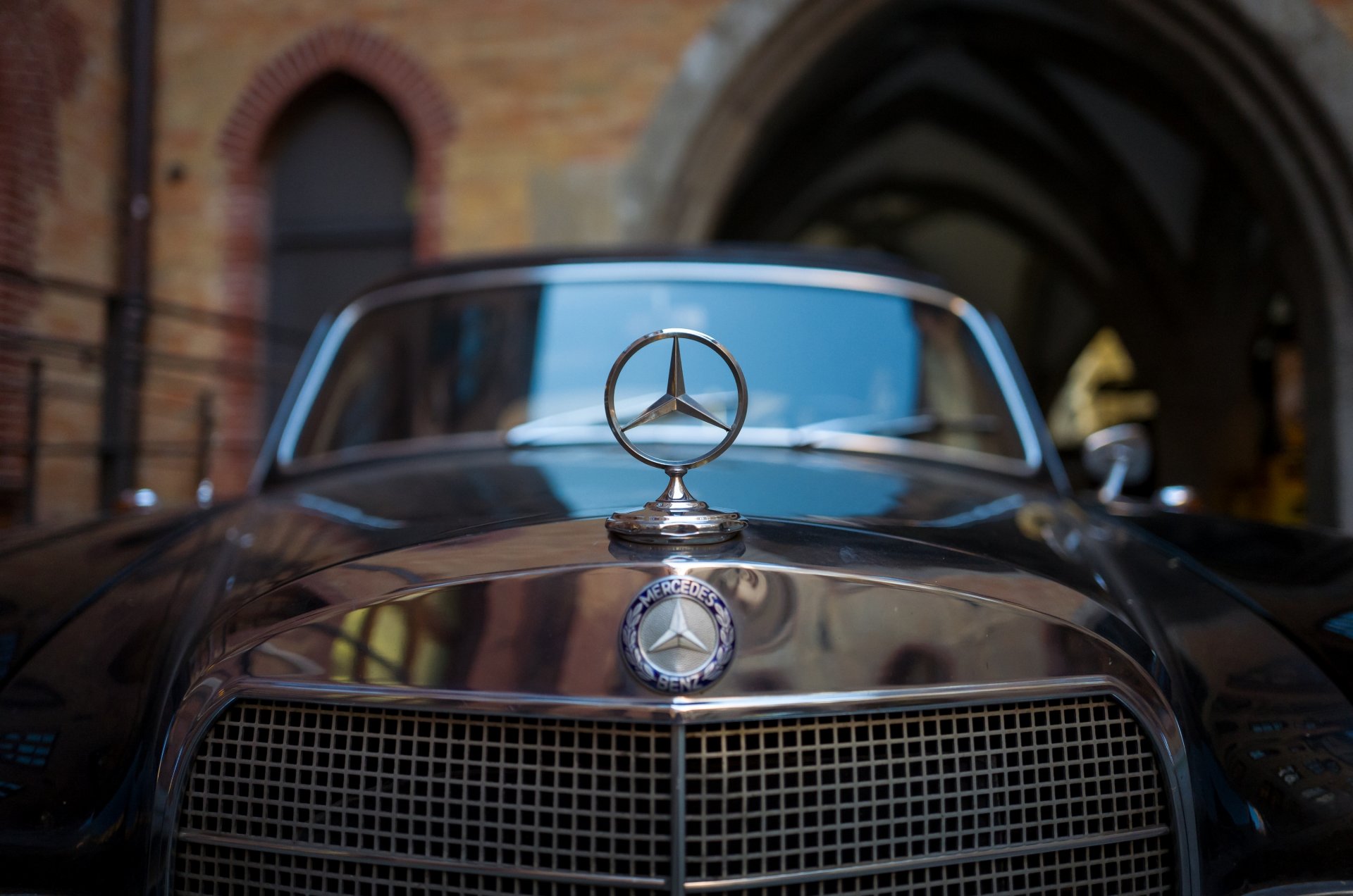 mercedes-benz hood icon