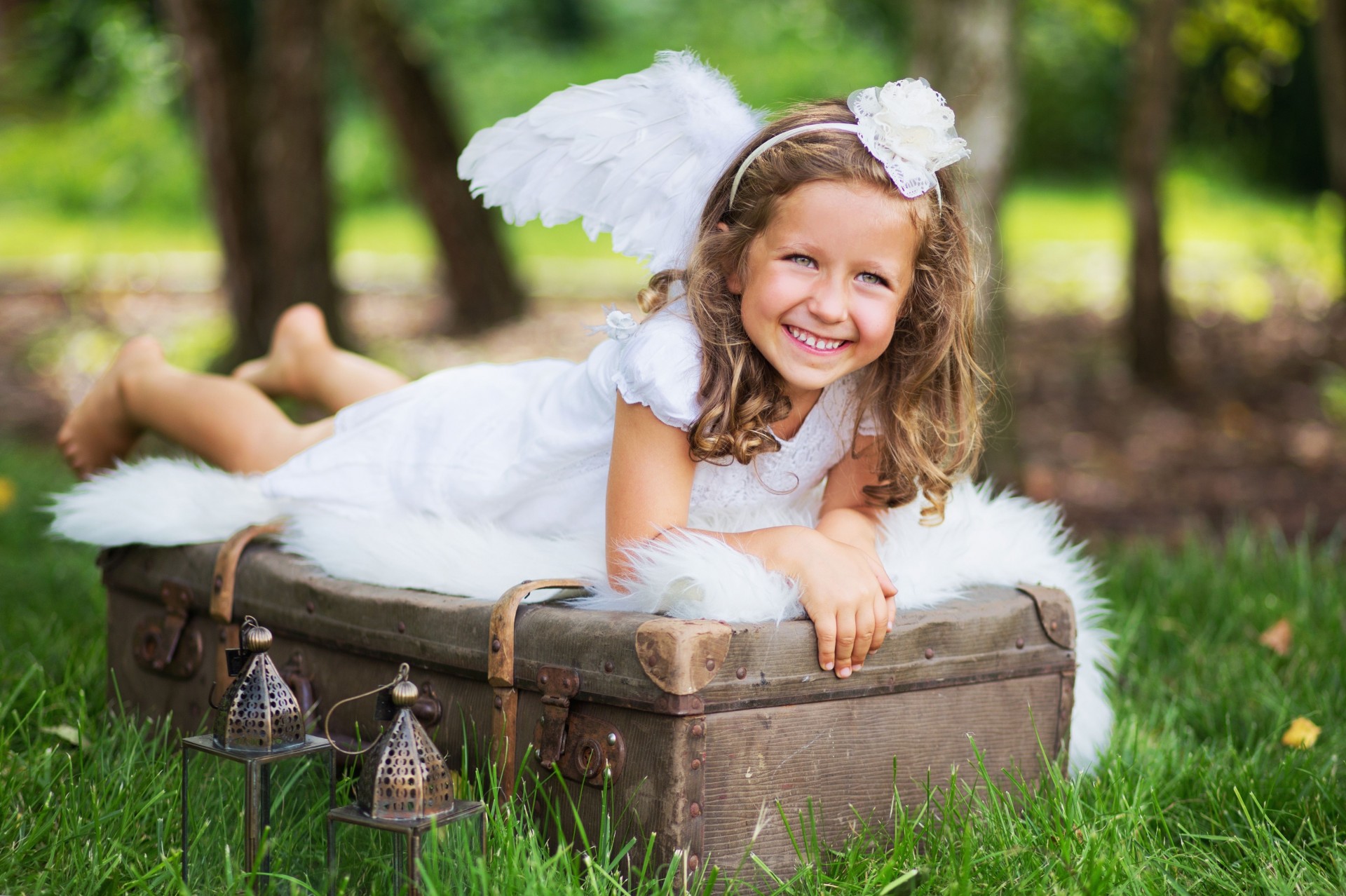 happiness girl bag grass mood flashlight