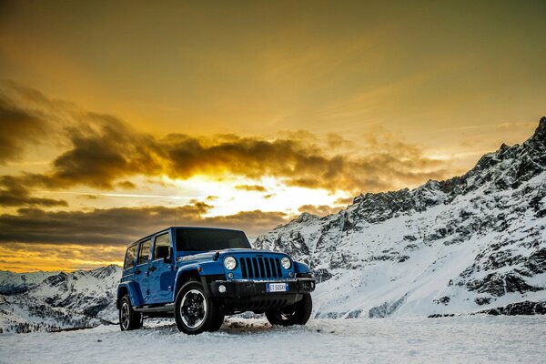 Eep wrangler polar in the snowy mountains