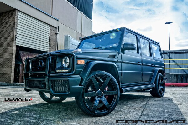Mercedes Benz Gelandewagen G63 with black wheels