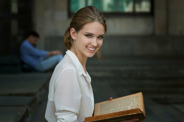 Dennis Drozhzhin distracted a girl reading a book
