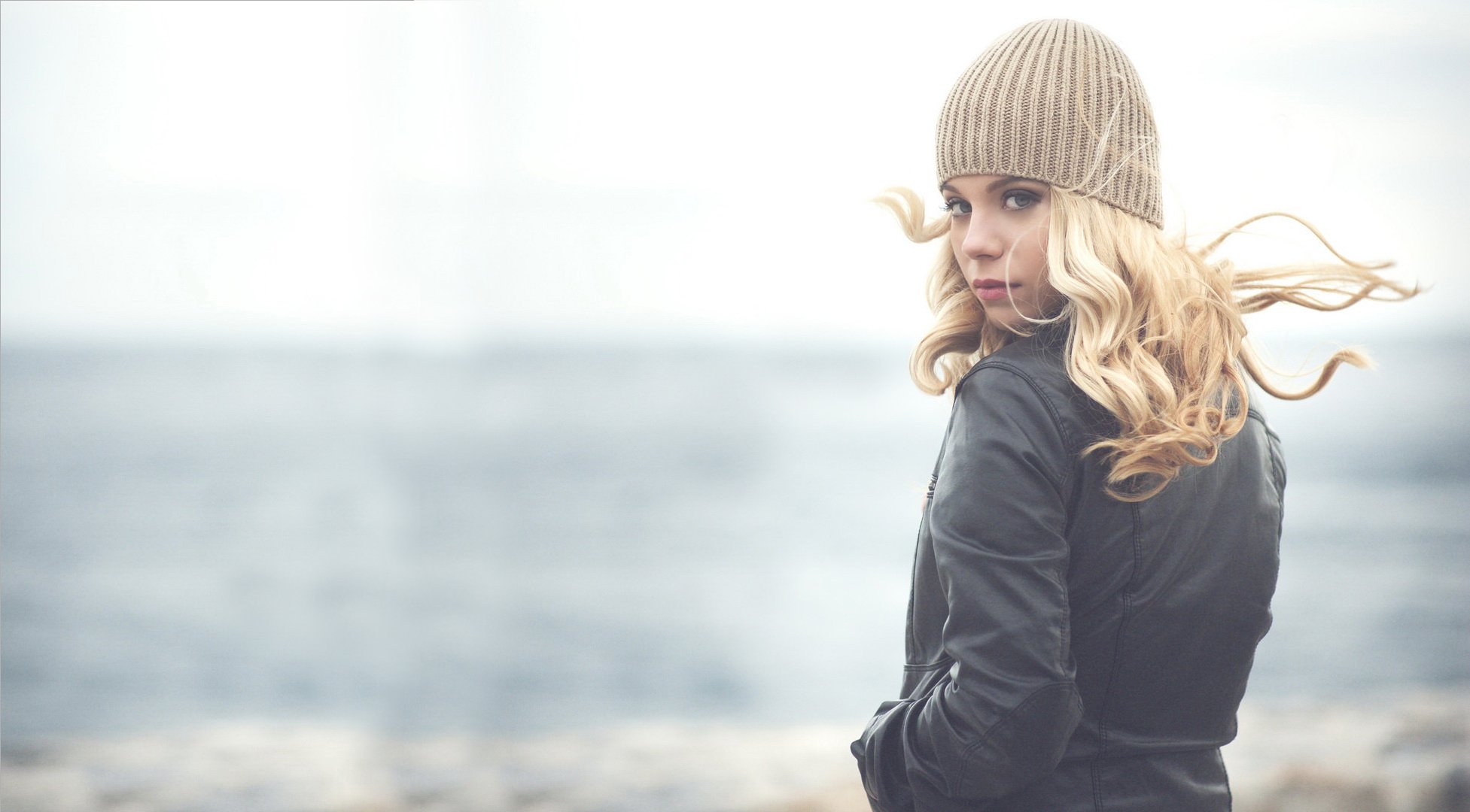 andra onofrei hat hair wind bokeh