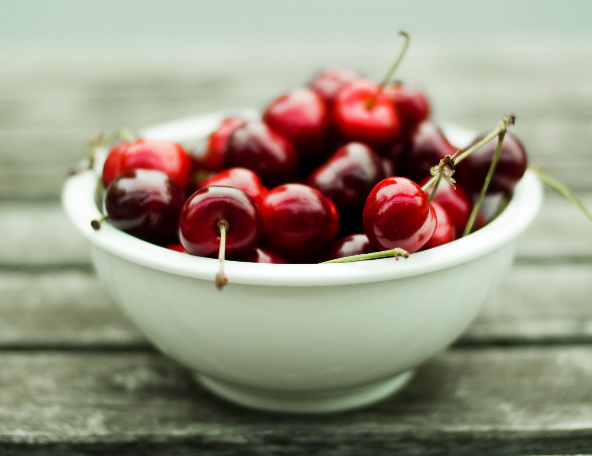plate berries vitamins cherries red ripe sweet macro photo background wallpaper