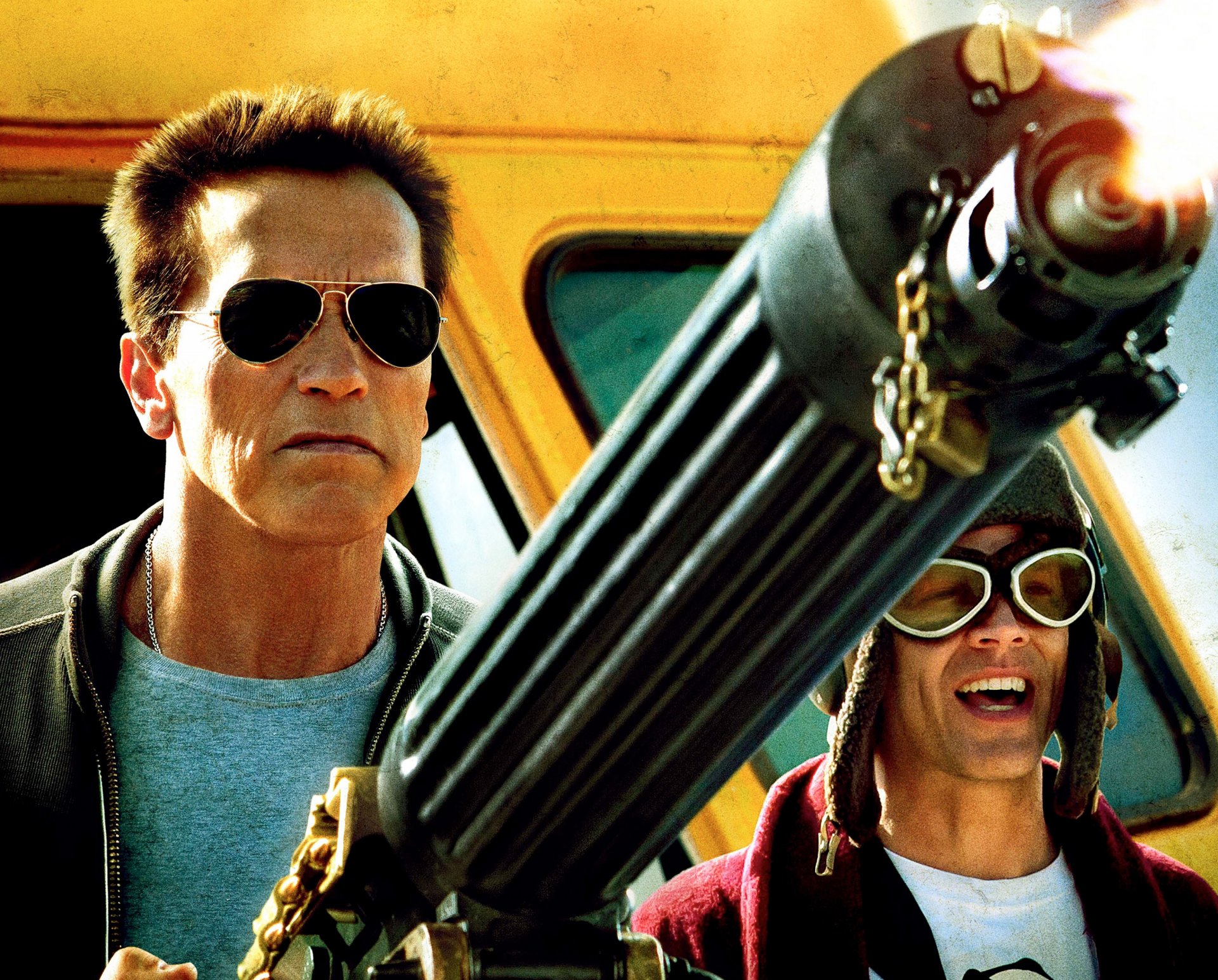 the return of the hero the last stand arnold schwarzenegger sheriff ray owens johnny knoxville johnny knoxville lewis true police bus sheriff gun machine gun glasse