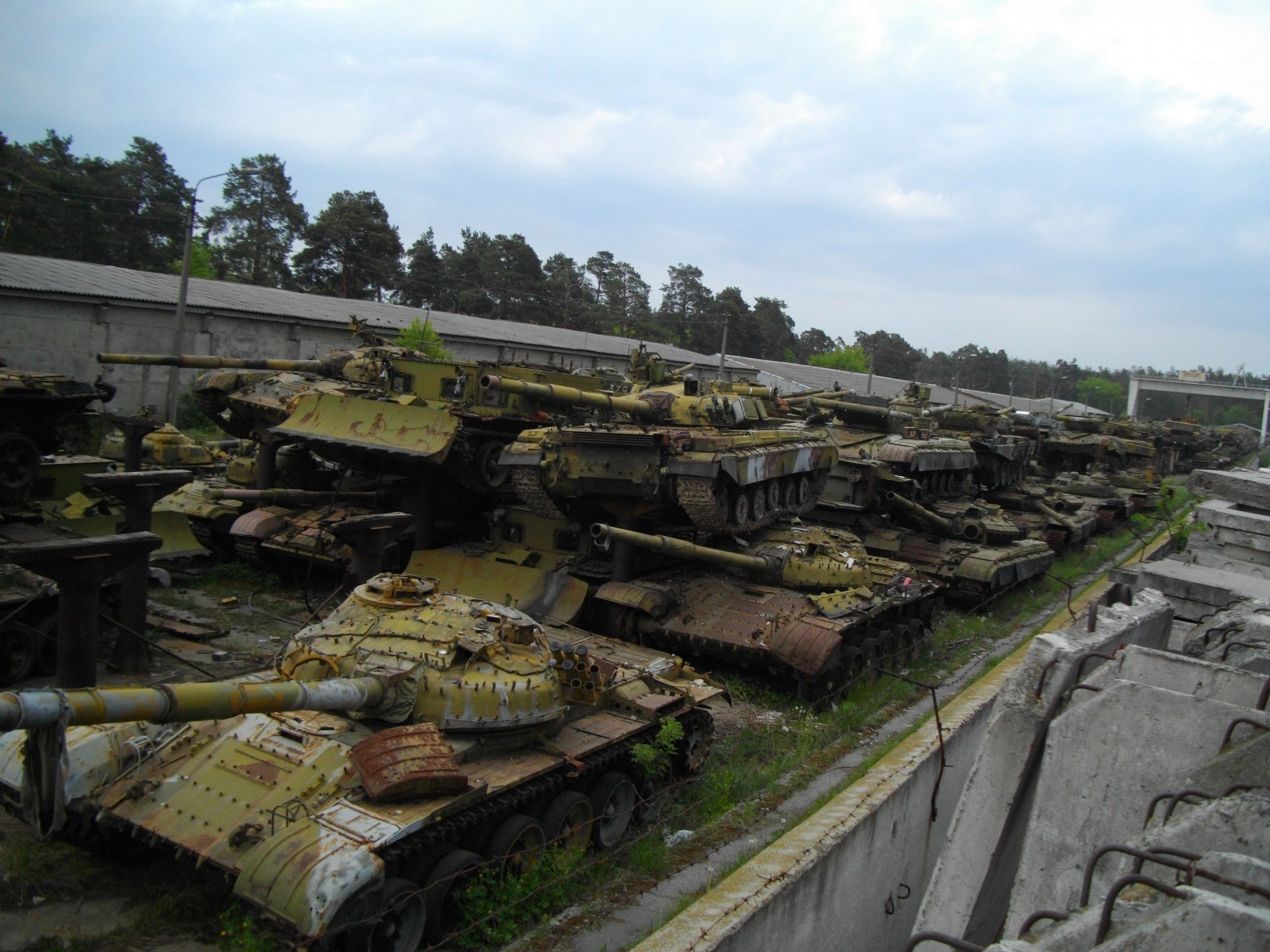 tanks dump tank cemetery kiev treasury repair mechanical factory